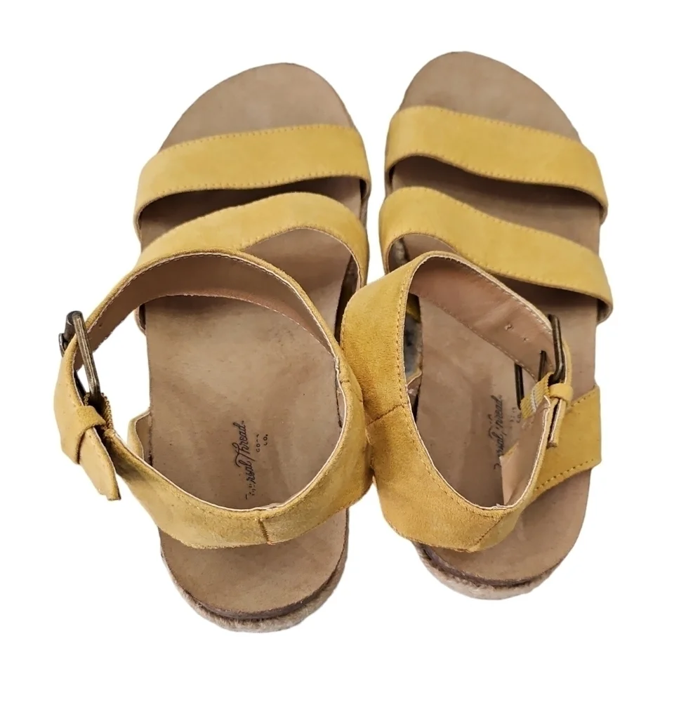 Universal Thread Mustard Yellow Ankle Buckle Platform Sandal Size 7.5W